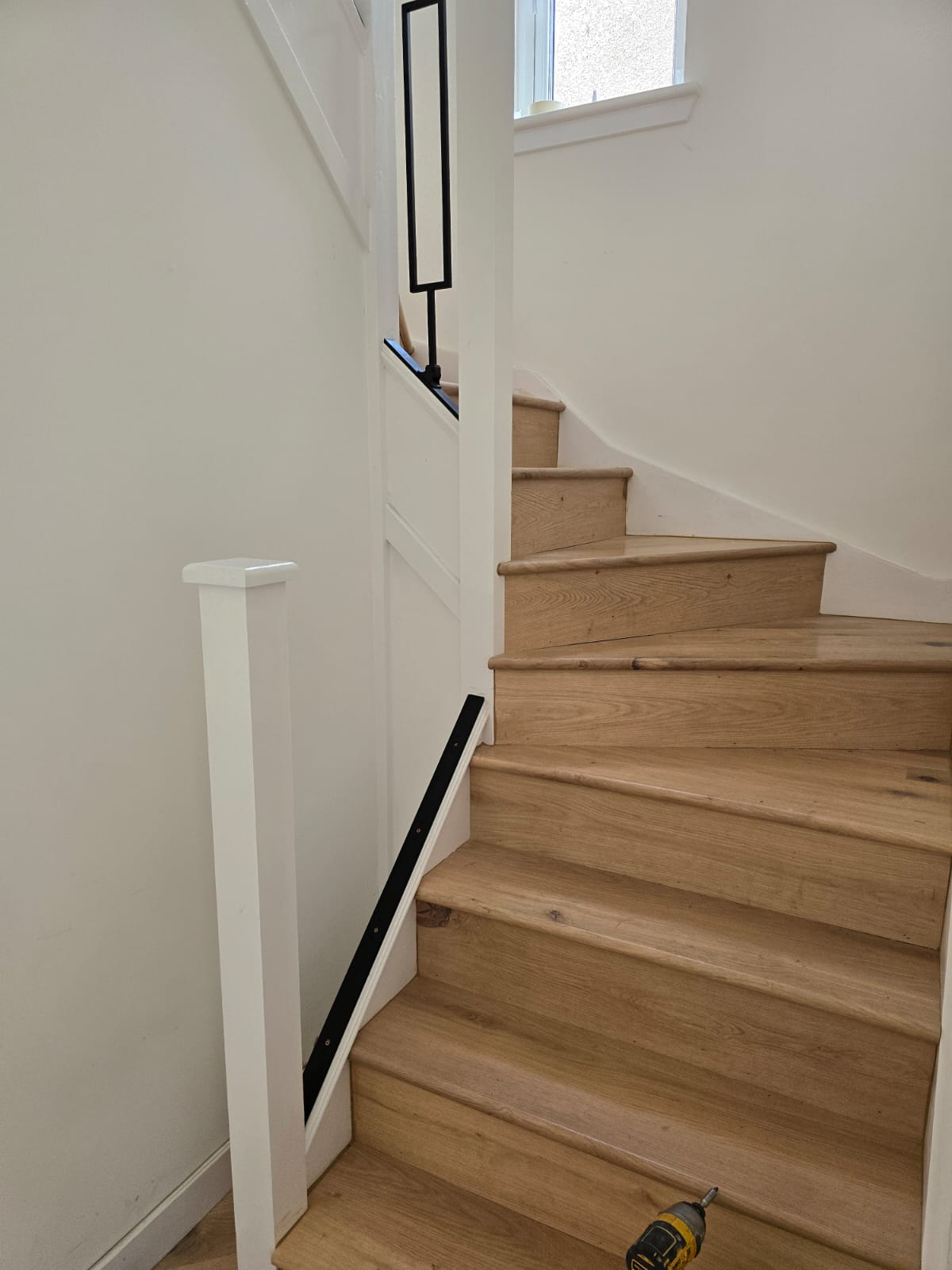 Escalera metálica con barandilla de vidrio