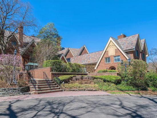 155 Estate Court, Roslyn Heights, NY 11577 - Image 1
