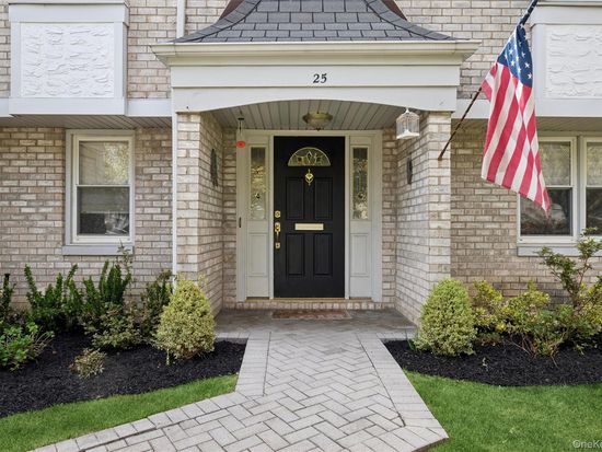 25 Fairway Circle S, Manhasset, NY 11030 - Image 1