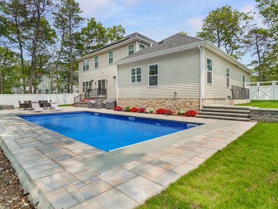 9 Greenway Ct, Hampton Bays, NY 11946 - Image 1
