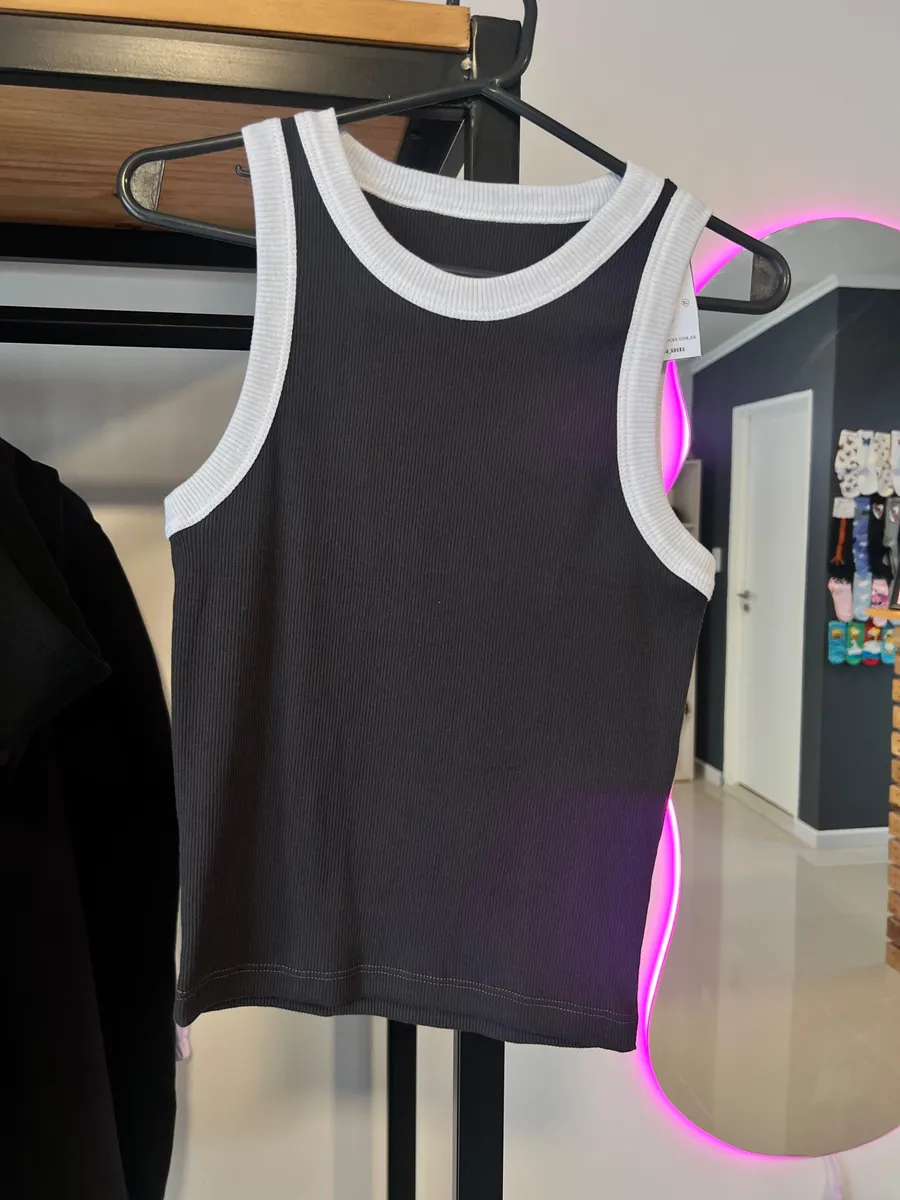 Musculosa combinada gris topo/blanco