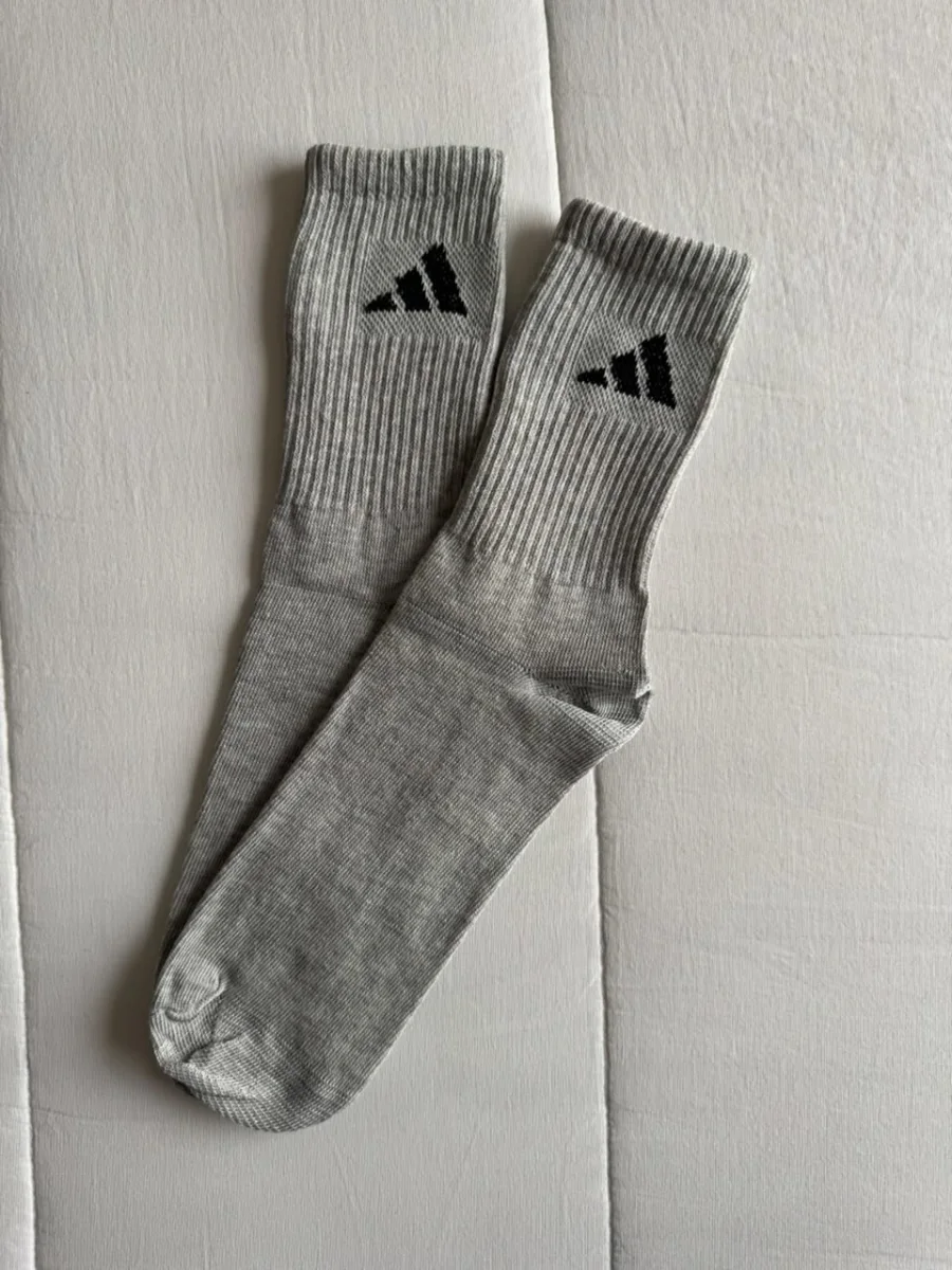 Adidas logo gris claro