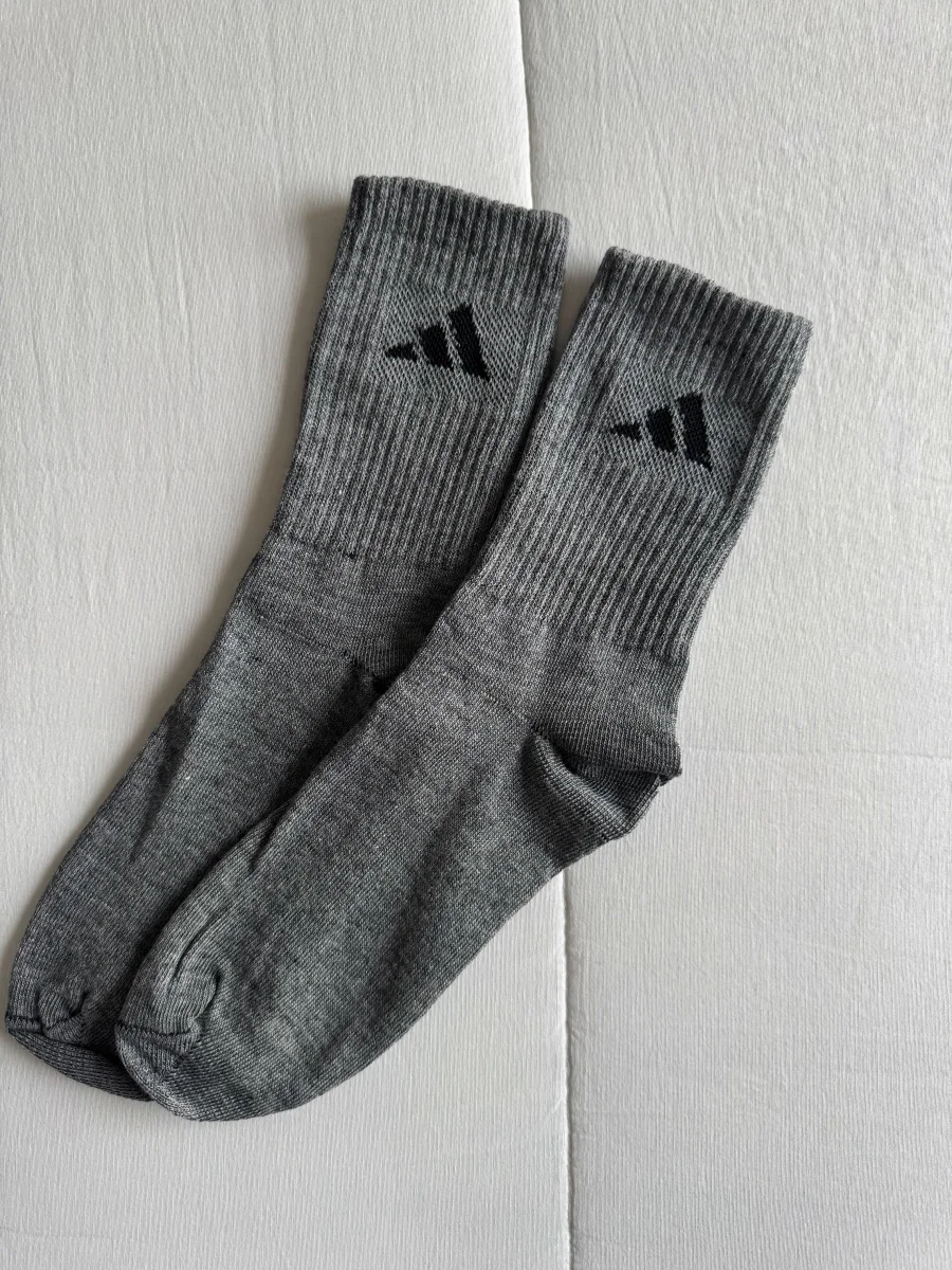 Adidas logo gris topo