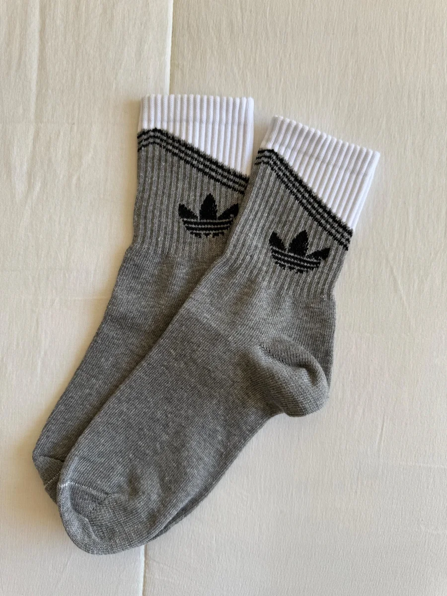 Adidas gris con blanco