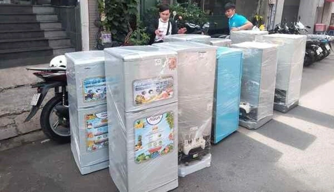 Nhân viên đi thu mua tủ lạnh tại đường Thoại Ngọc Hầu