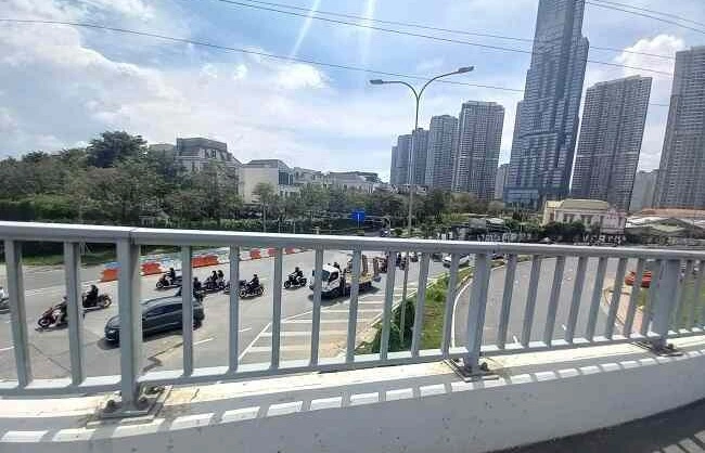 Cầu Sài Gòn giáp giữa Quận 2 và Bình Thạnh