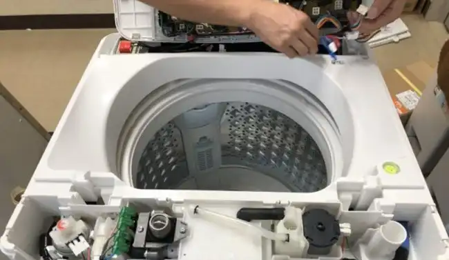 Tháo nắp trên máy giặt để kiểm tra