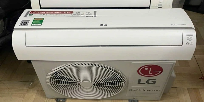 Máy lạnh vừa được tháo ra tại nhà khách