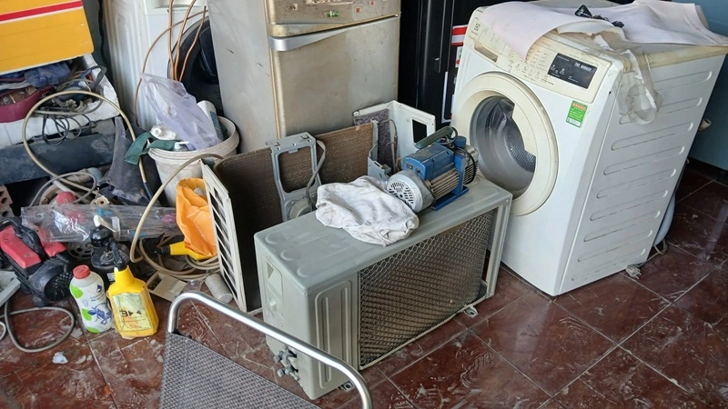 Trong kho chứa sản phẩm thu mua về