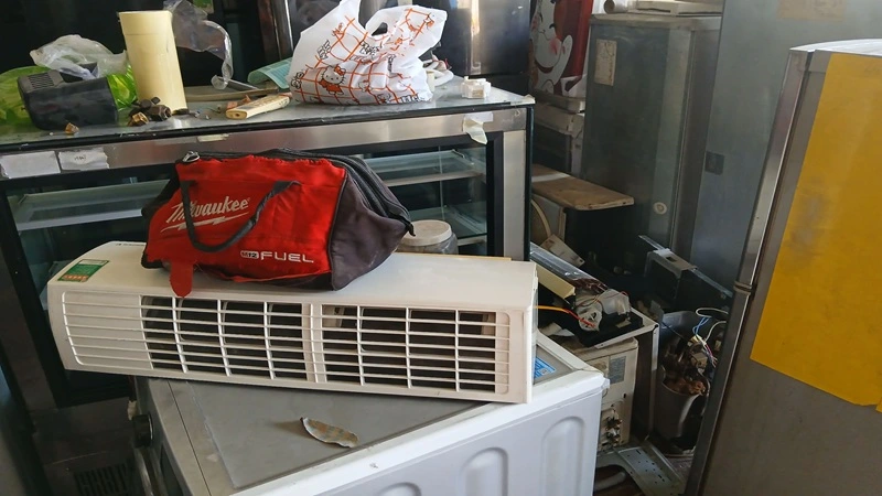 Máy lạnh mới được nhân viên đem về