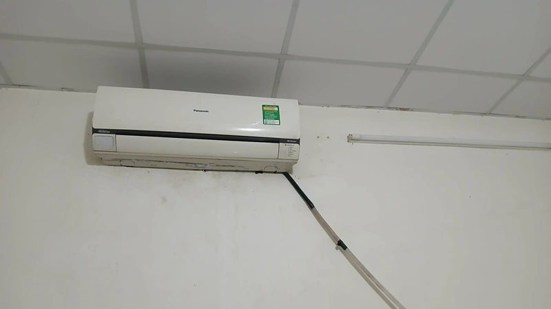 Nhân viên chuẩn bị tháo máy lạnh tại nhà khách hàng