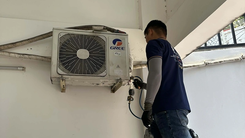 Nhân viên kiểm tra máy để chuẩn bị tháo dỡ