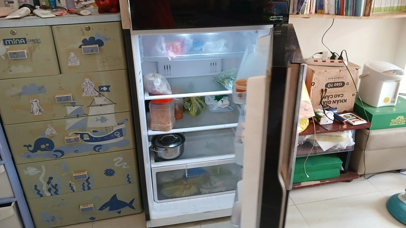 Kỹ thuật viên kiểm tra block và độ lạnh tủ lạnh cũ trước khi thu mua tận nơi