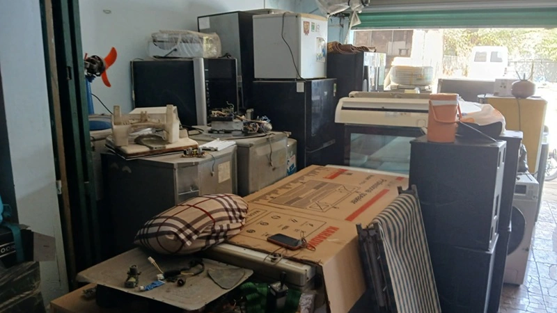 Nhân viên tháo dỡ và vận chuyển tủ lạnh cũ miễn phí tại nhà khách hàng