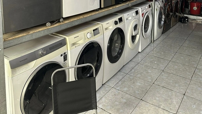 Kho chứa máy giặt cũ sau khi thu mua, phân loại rõ ràng trước khi thanh lý lại