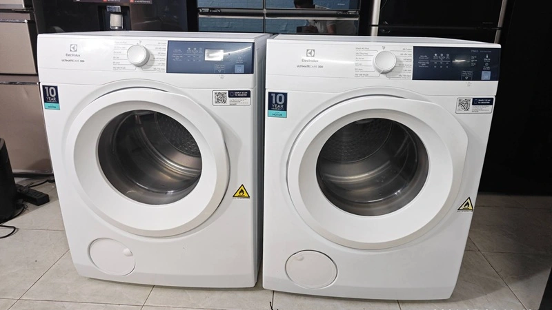 Máy giặt cũ còn rất mới được lưu trữ trong kho sau khi thu mua tại TP.HCM