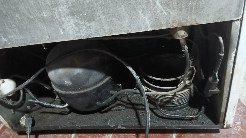 Block tủ lạnh bị xì gas tại ống dẫn, ảnh chụp thực tế lỗi rò rỉ gas làm giảm hiệu suất làm lạnh