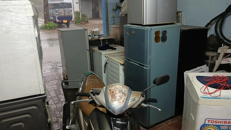 Tủ lạnh và máy giặt cũ sau khi thu mua tại Bình Thạnh được tập kết về kho Trung Điện Lạnh