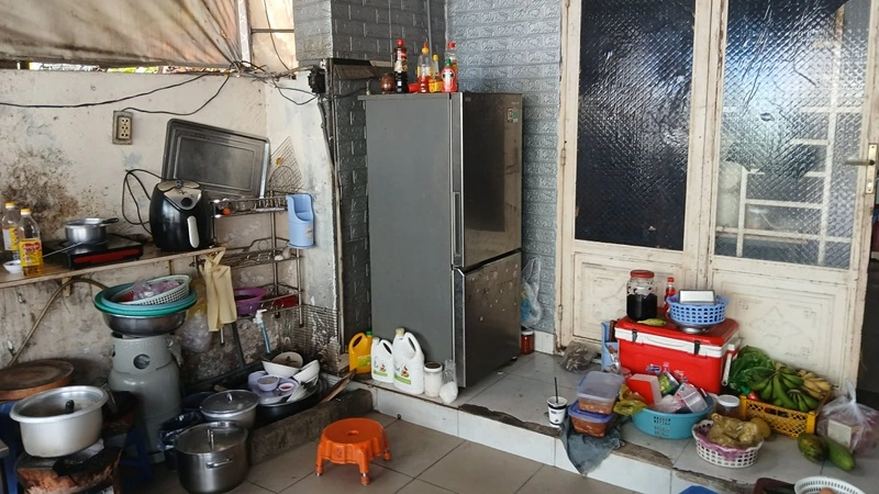 Nhân viên kiểm tra tủ lạnh cũ tại nhà khách Quận 9 trước khi thu mua