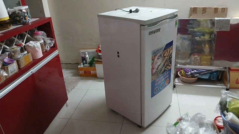 Nhân viên thu mua tủ đông cũ tại nhà khách Quận 4