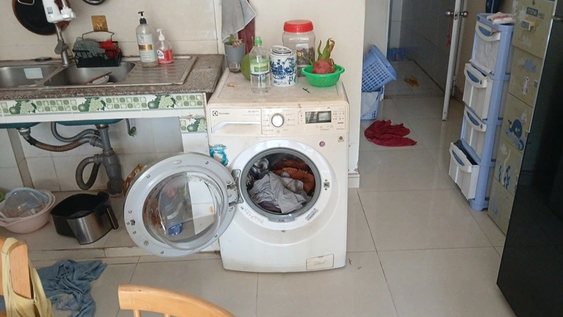 Nhân viên kiểm tra máy giặt Electrolux không vắt tại nhà khách đường Lê Văn Việt Quận 9