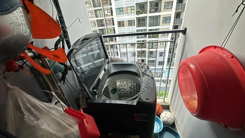 Nhân viên kiểm tra lỗi kêu tít tít máy giặt LG tại Vinhomes