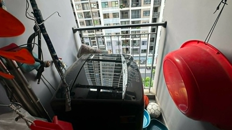 Nhân viên sửa chữa máy giặt tại nhà khách ở Vinhomes