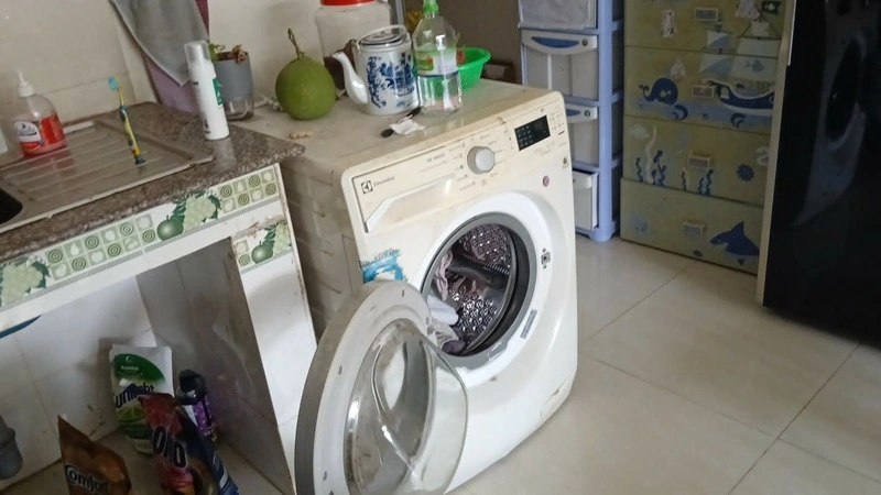 Kỹ thuật chuẩn bị sửa máy giặt Electrolux báo lỗi E20 tại nhà khách hàng