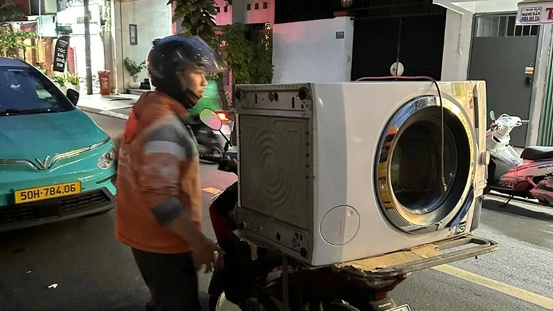 Nhân viên Trung Điện Lạnh chở máy giặt cũ sau khi thu mua tại đường Hoàng Diệu 2 Thủ Đức