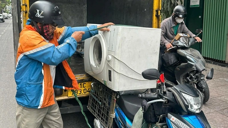 Nhân viên Trung Điện Lạnh đưa máy giặt cũ lên xe tại phường Hiệp Bình Chánh Thủ Đức