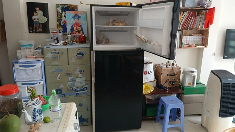 Nhân viên Trung Điện Lạnh kiểm tra tủ lạnh Hitachi inverter tại cư xá Phú Lâm quận 6