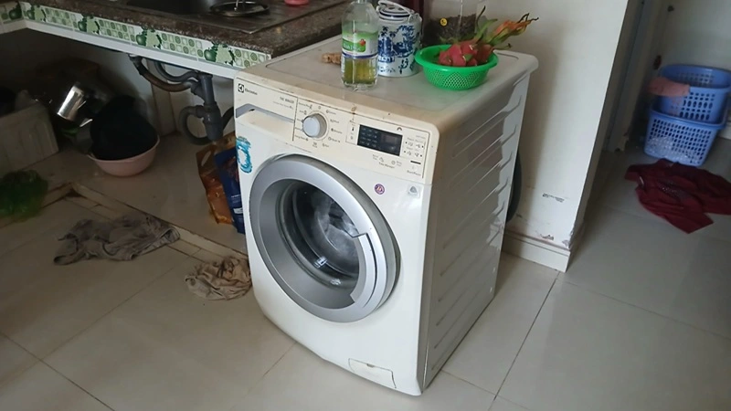 Nhân viên Trung Điện Lạnh chuẩn bị thu mua máy giặt Electrolux tại nhà dân đường Mai Chí Thọ, quận 2
