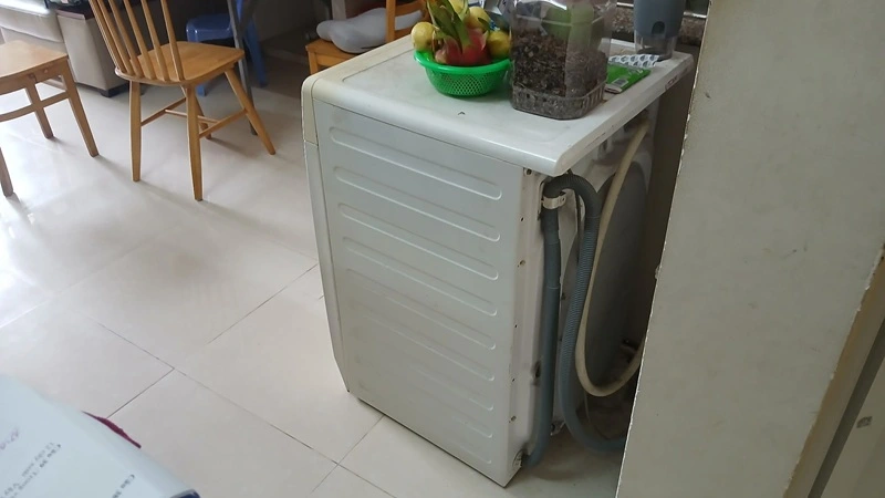Nhân viên Trung Điện Lạnh tháo đường nước máy giặt Electrolux lồng ngang tại TP Thủ Đức để thu mua và vận chuyển