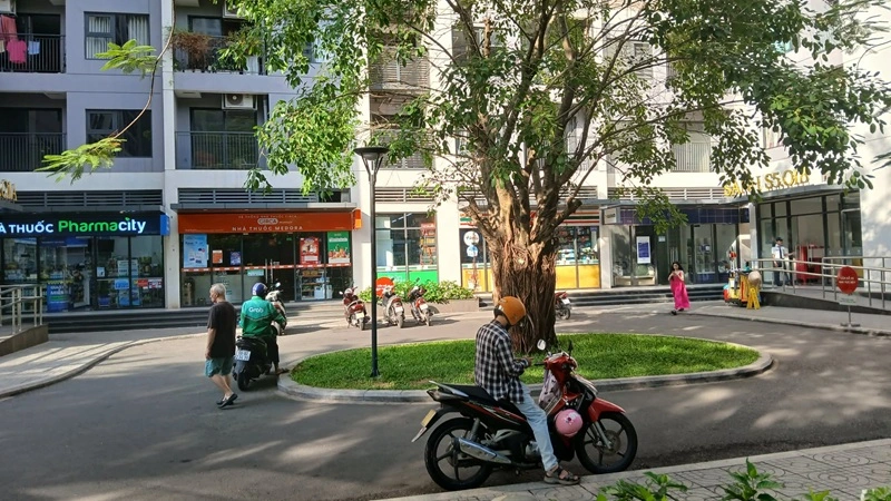 Nhân viên thu mua máy giặt cũ tại Vinhomes Central Park Bình Thạnh