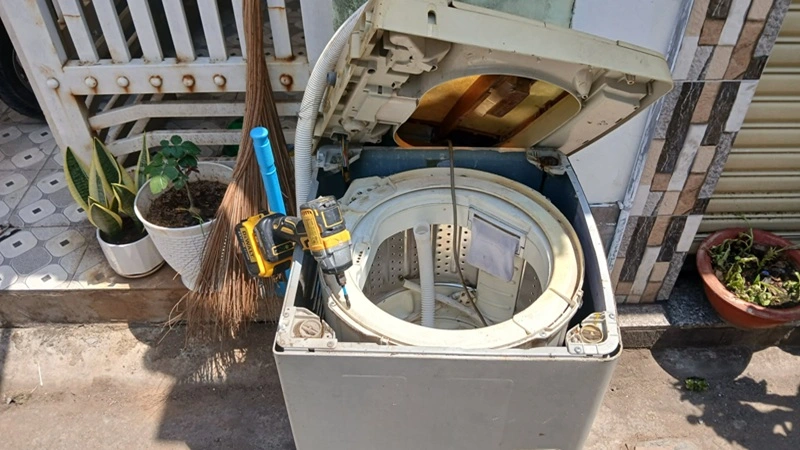 Nhân viên kiểm tra máy giặt LG bị rung lắc tại đường Phan Văn Trị Gò Vấp