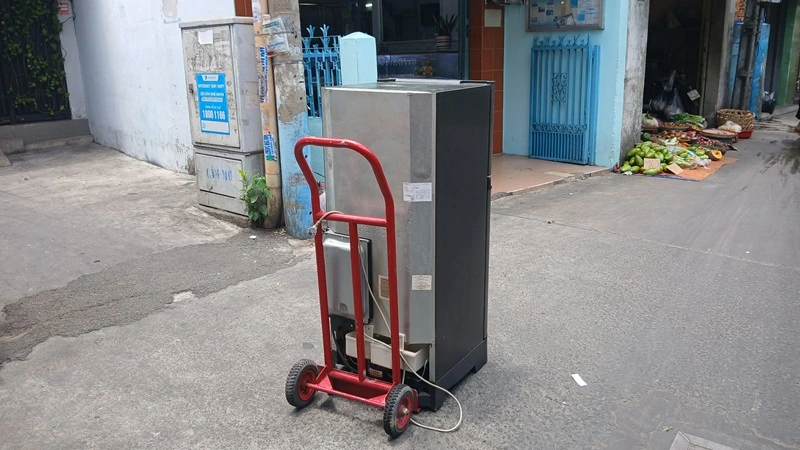 Nhân viên đến nhà dân đường Phạm Văn Chiêu thu mua tủ lạnh cũ