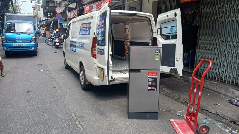 Nhân viên thu mua tủ lạnh cũ tại hẻm nhỏ đường Nguyễn Văn Lượng Gò Vấp