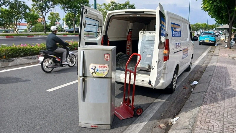 Xe thu mua tủ lạnh cũ tại nhà dân đường Cách Mạng Tháng 8 Quận 3