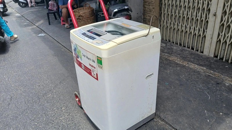 Nhân viên thu mua máy giặt Samsung inverter tại chung cư mini Quận 4