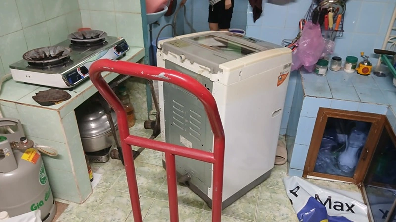 Nhân viên Trung Điện Lạnh thu mua máy giặt tại nhà dân đường Đoàn Văn Bơ Quận 4