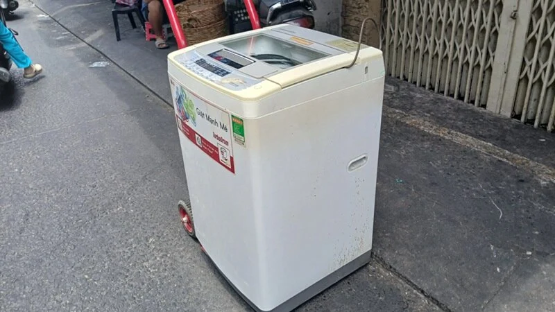 Nhân viên vận chuyển máy giặt trên đường Lê Hồng Phong quận 10