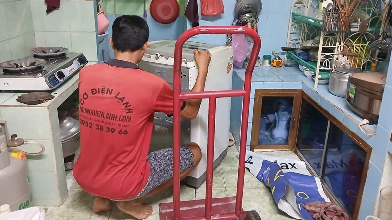 Nhân viên Trung Điện Lạnh kiểm tra máy giặt LG trước định giá tại nhà dân quận 10