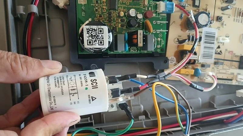 Kỹ thuật viên sửa bo mạch máy giặt Toshiba lồng ngang tại quận 2