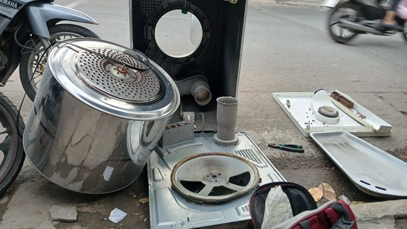 Vệ sinh máy giặt Electrolux lồng ngang tại đường Quốc Hương