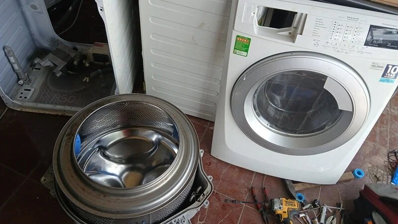 Kỹ thuật viên mở máy giặt Electrolux lồng ngang để vệ sinh tại Thảo Điền TP Thủ Đức