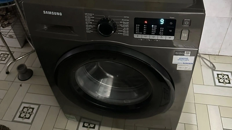 Kỹ thuật viên Trung Điện Lạnh kiểm tra máy giặt Samsung lỗi không vắt tại phường Long Bình TP Thủ Đức