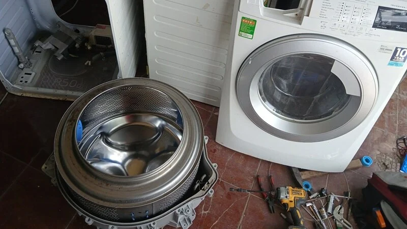Kỹ thuật viên tháo lồng máy giặt Electrolux để vệ sinh tại phường Long Bình TP Thủ Đức