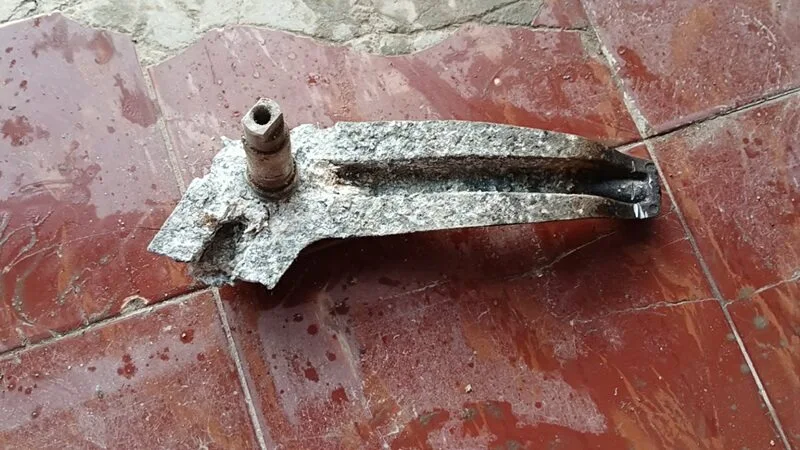Chảng ba máy giặt lồng ngang bị gãy được tháo ra tại phường Linh Xuân TP Thủ Đức