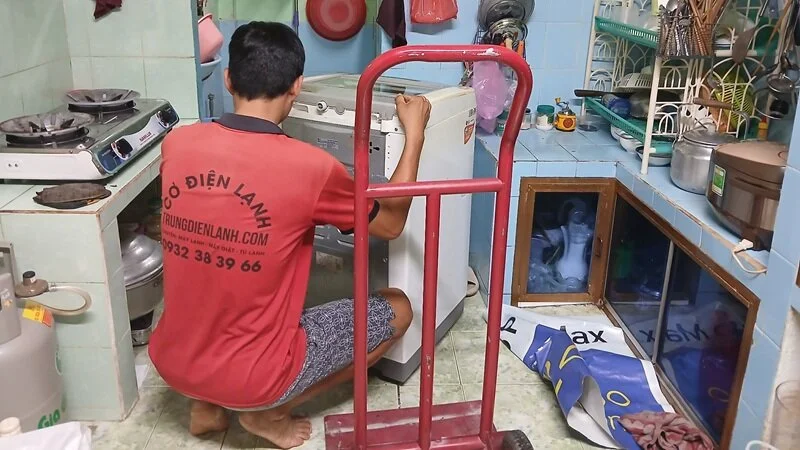 Thợ Trung Điện Lạnh kiểm tra máy giặt LG bị lỗi không vào điện tại phường Linh Xuân TP Thủ Đức