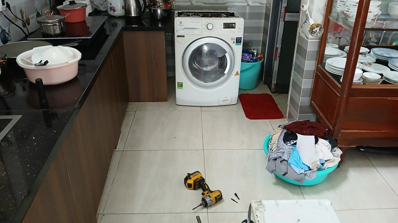 Kỹ thuật viên Trung Điện Lạnh sửa máy giặt Electrolux tại nhà khách hàng ở TP Vinh